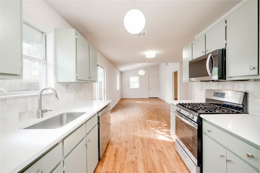 8110 Willet TRL B, Austin, TX 78745