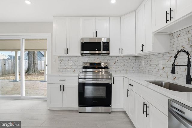 152 JUNEWOOD DR, Levittown, PA 19055