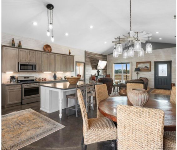 7210 Goehring Road, Ledbetter, TX 78946