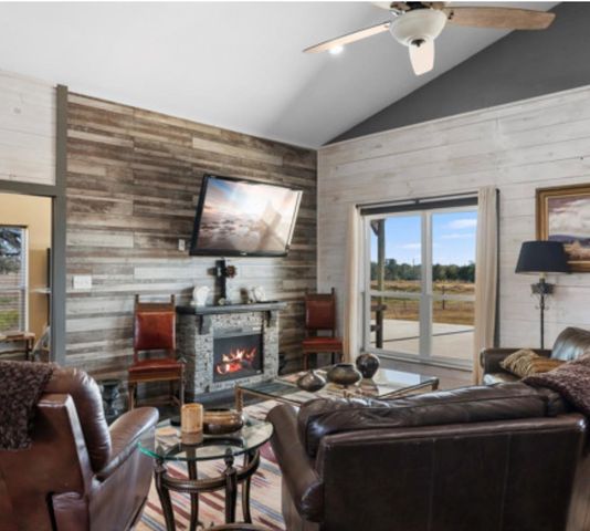 7210 Goehring Road, Ledbetter, TX 78946