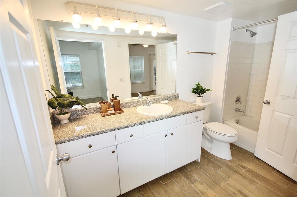 Image 15 of property listing at 300 E SOUTH STREET 1015, Orlando, FL 32801