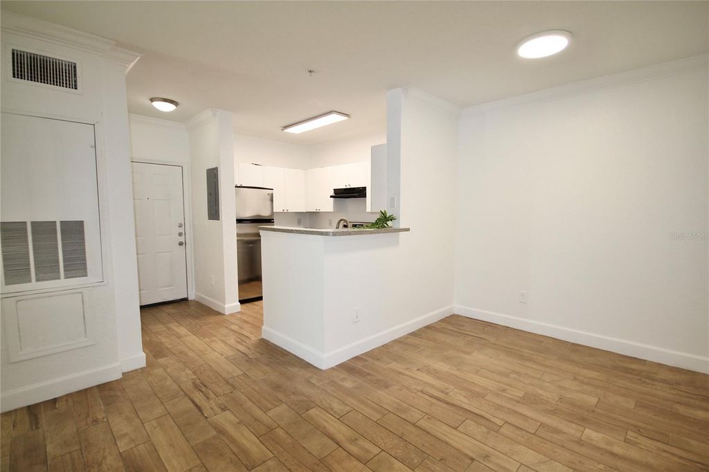 Image 8 of property listing at 300 E SOUTH STREET 1015, Orlando, FL 32801