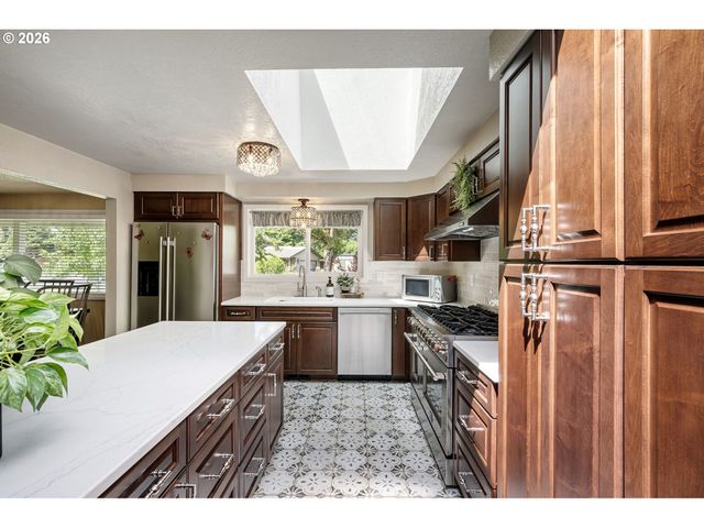 4851 THUNDERBIRD St, Eugene, OR 97404