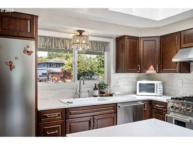 4851 THUNDERBIRD St, Eugene, OR 97404