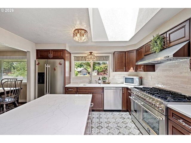 4851 THUNDERBIRD St, Eugene, OR 97404