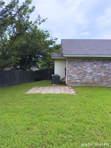 6720 Crestmont Court, Fort Worth, TX 76133