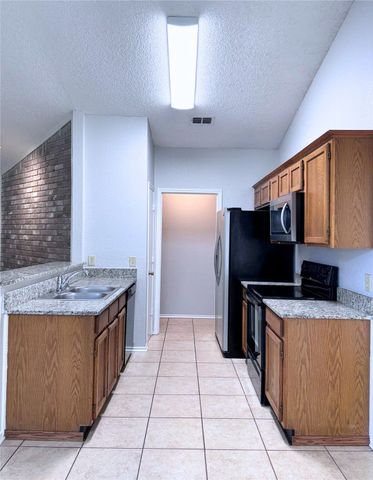 6720 Crestmont Court, Fort Worth, TX 76133