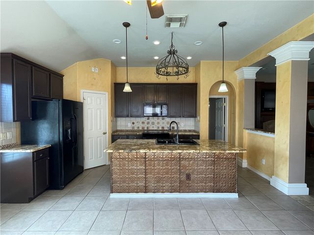 6129 Garden Court Ct, Corpus Christi, TX 78414