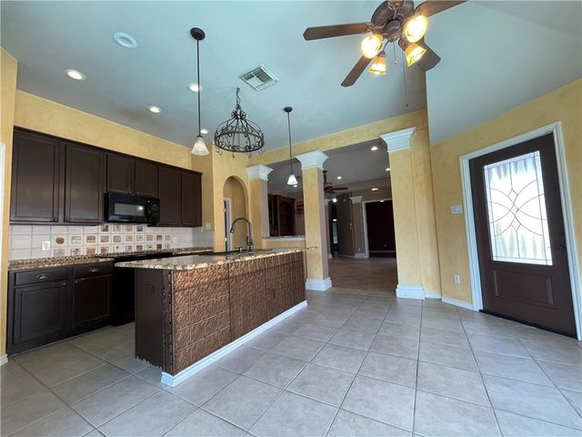 6129 Garden Court Ct, Corpus Christi, TX 78414