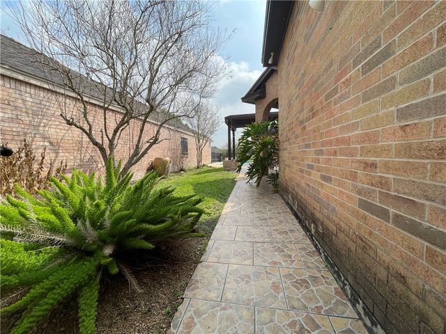 6129 Garden Court Ct, Corpus Christi, TX 78414