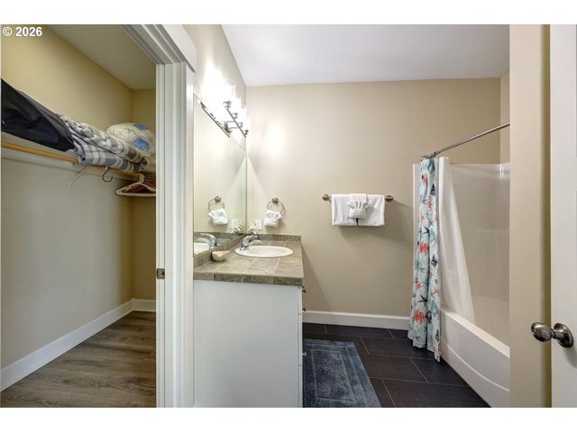 90022 OCEAN Dr, Warrenton, OR 97146