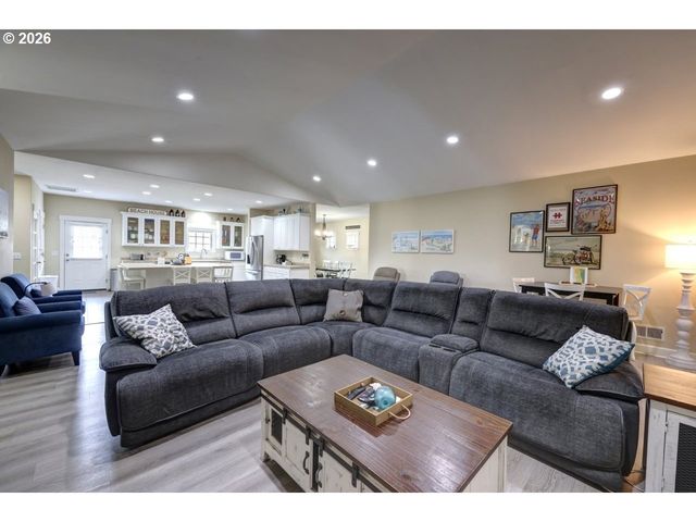 90022 OCEAN Dr, Warrenton, OR 97146