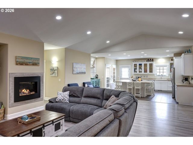90022 OCEAN Dr, Warrenton, OR 97146