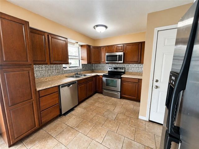112 Sharon Lane, Garden City, MO 64747