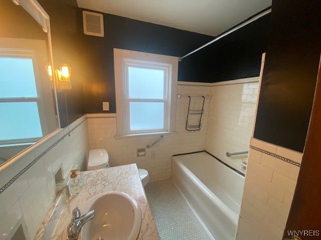 27 Henley Road Lower, Buffalo, NY 14216