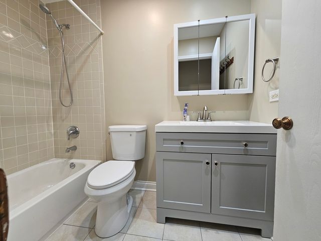 210 Redwood Court, Vernon Hills, IL 60061