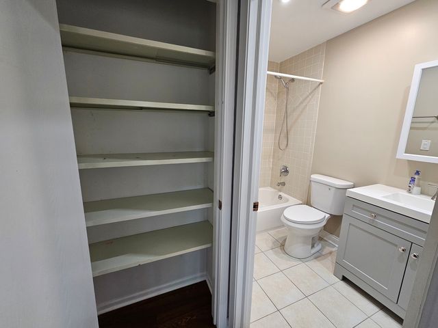 210 Redwood Court, Vernon Hills, IL 60061