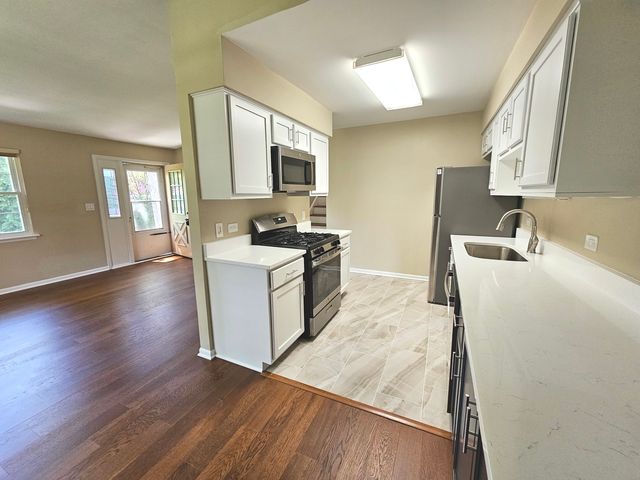 210 Redwood Court, Vernon Hills, IL 60061
