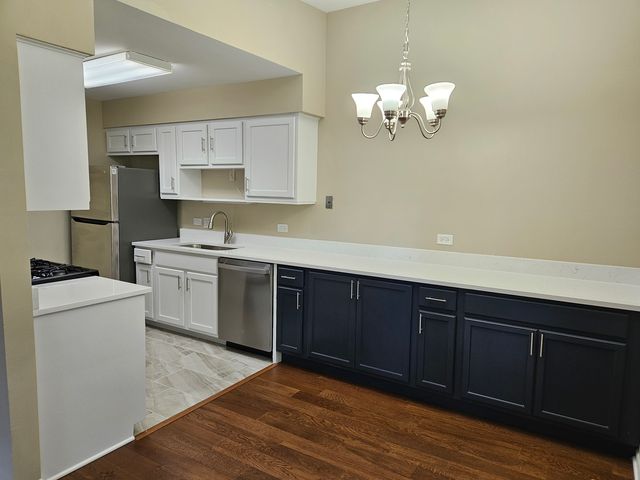 210 Redwood Court, Vernon Hills, IL 60061