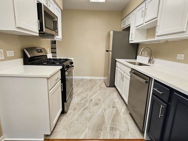 210 Redwood Court, Vernon Hills, IL 60061