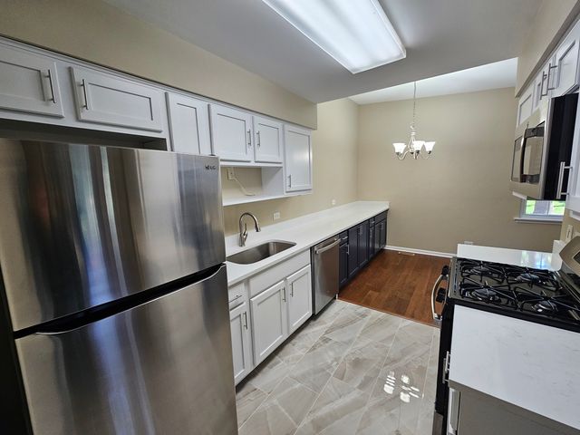 210 Redwood Court, Vernon Hills, IL 60061