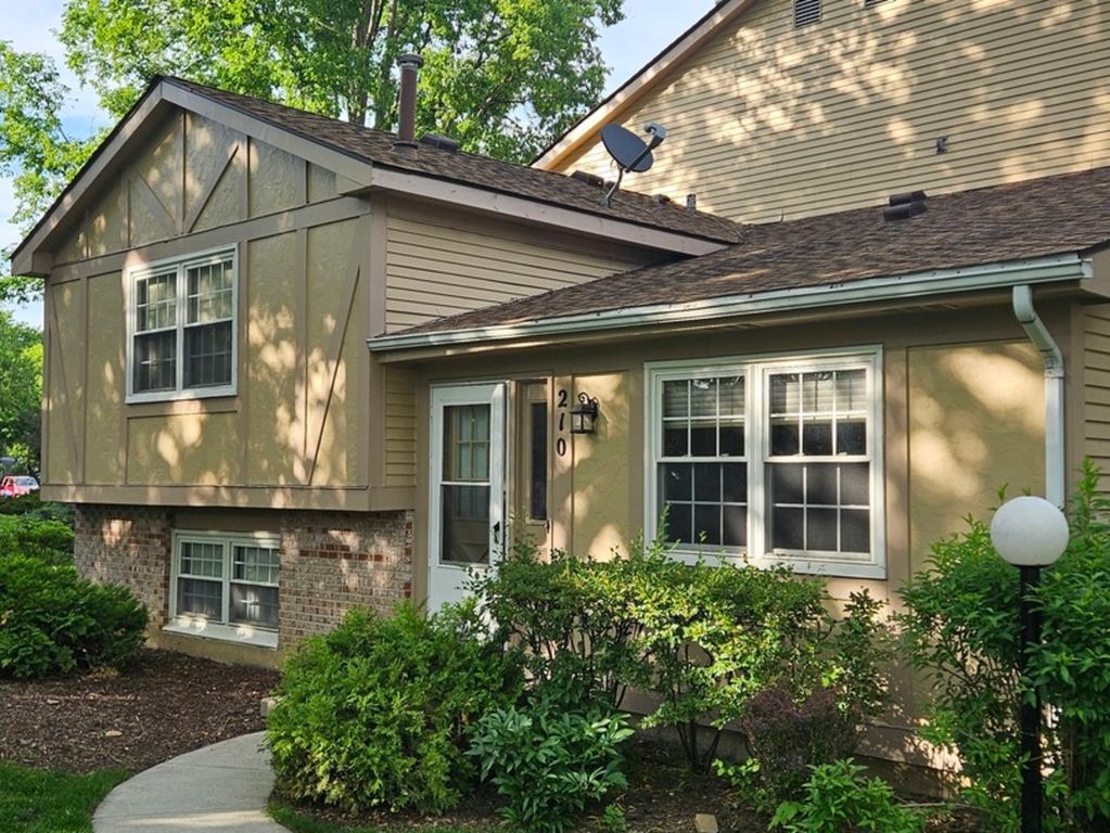 210 Redwood Court, Vernon Hills, IL 60061