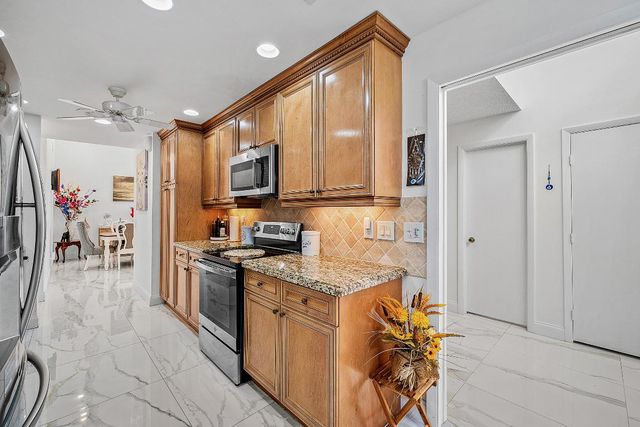 6858 Fountains Circle, Lake Worth, FL 33467