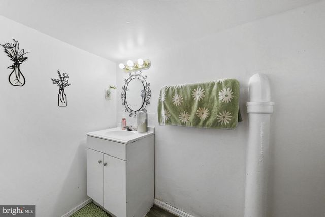 36 APPLE AVE, Bellmawr, NJ 08031