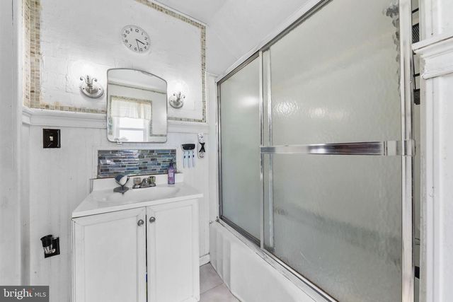 36 APPLE AVE, Bellmawr, NJ 08031