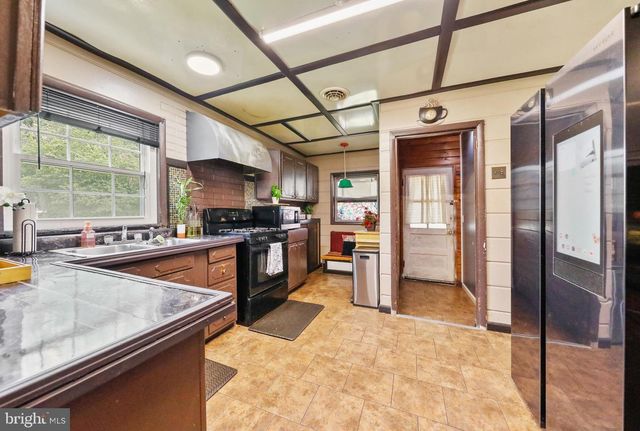 36 APPLE AVE, Bellmawr, NJ 08031