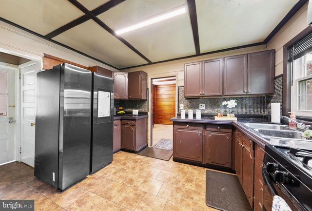 36 APPLE AVE, Bellmawr, NJ 08031