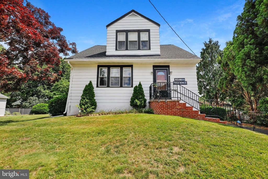 36 APPLE AVE, Bellmawr, NJ 08031