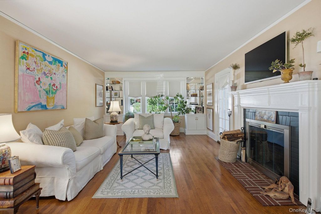 75 Dewey Street, Huntington, NY 11743 — photo 4