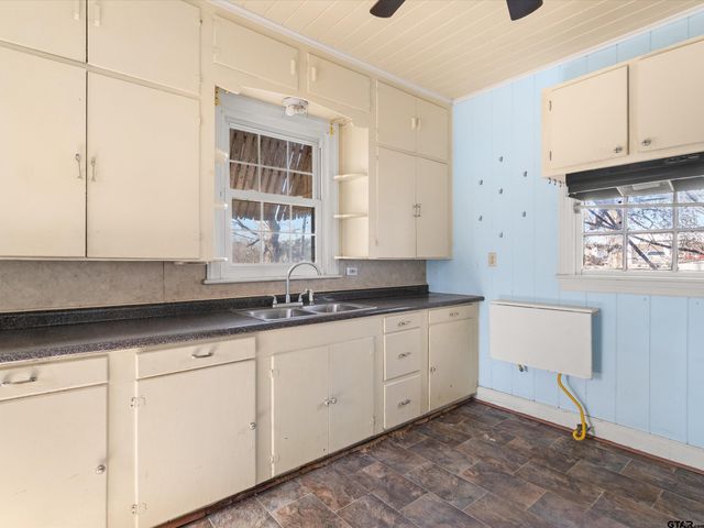 102 S Front, Overton, TX 75684