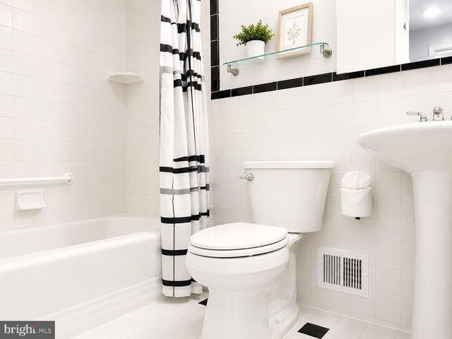 10827 CHARLES DR, Fairfax, VA 22030