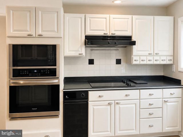 10827 CHARLES DR, Fairfax, VA 22030
