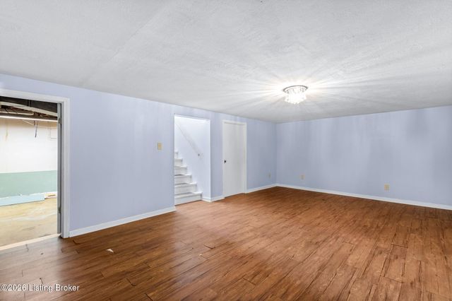7607 Six Mile Ln, Louisville, KY 40220