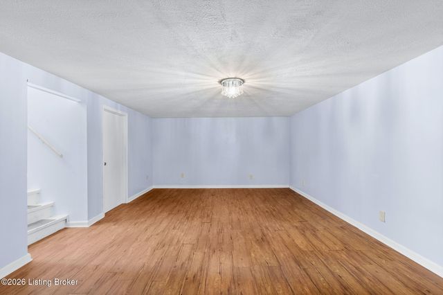 7607 Six Mile Ln, Louisville, KY 40220