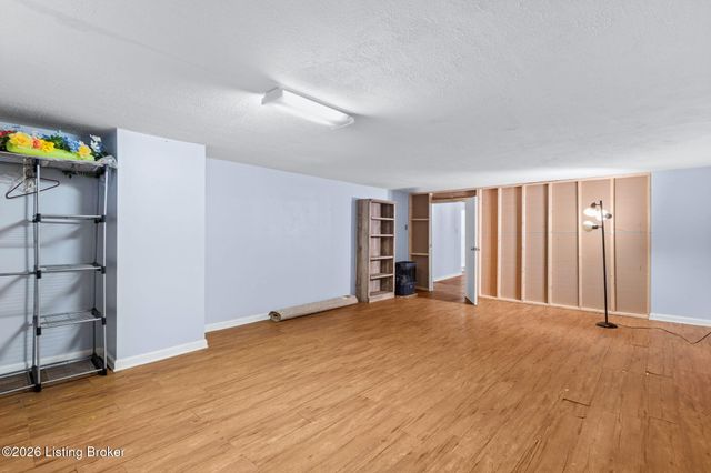7607 Six Mile Ln, Louisville, KY 40220