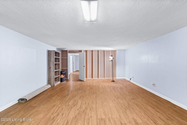 7607 Six Mile Ln, Louisville, KY 40220