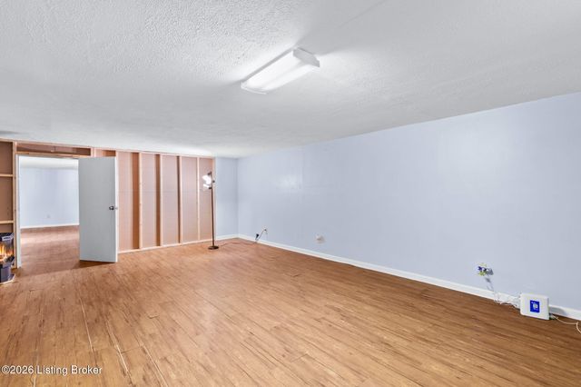 7607 Six Mile Ln, Louisville, KY 40220