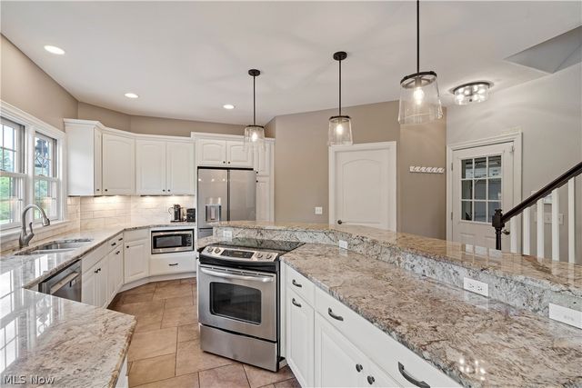 8021 Grayson Drive, Canfield, OH 44406
