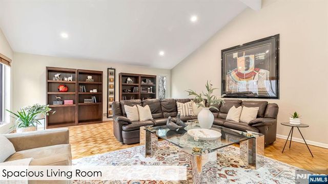 108 Buckhaven Hill, Upper Saddle River, NJ 07458