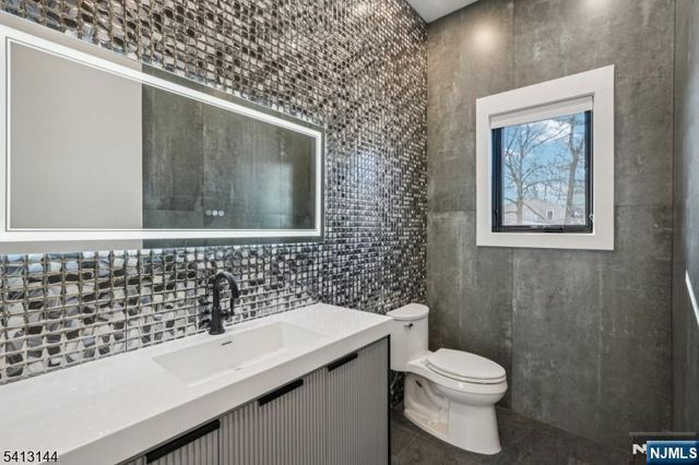39 Billingsley Drive, Livingston, NJ 07039
