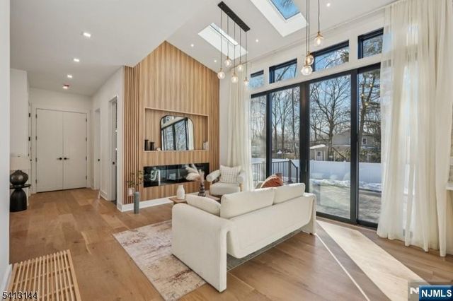 39 Billingsley Drive, Livingston, NJ 07039