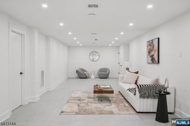 39 Billingsley Drive, Livingston, NJ 07039