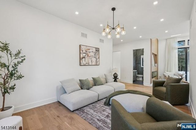39 Billingsley Drive, Livingston, NJ 07039
