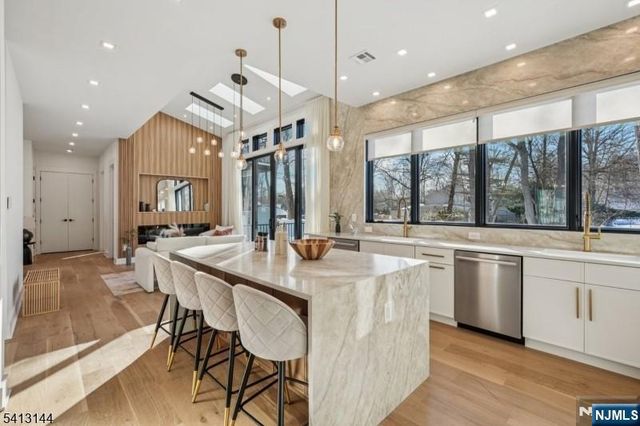 39 Billingsley Drive, Livingston, NJ 07039