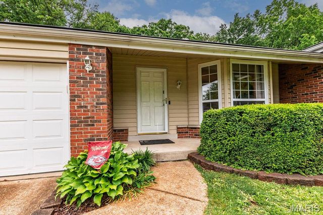 4477 Roadside Lane, St Louis, MO 63128