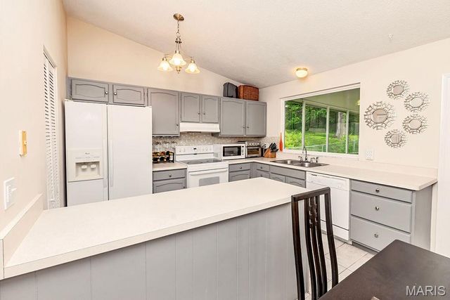 4477 Roadside Lane, St Louis, MO 63128